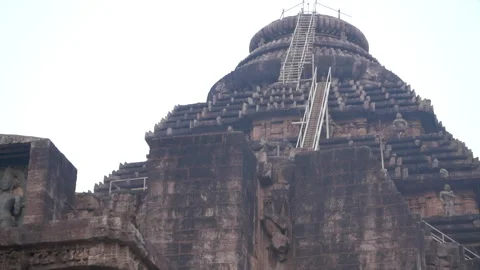 Tilt Down Shot of Ancient Stone Carvings at Konark Sun Temple UNESCO Vídeo Stock 345873532