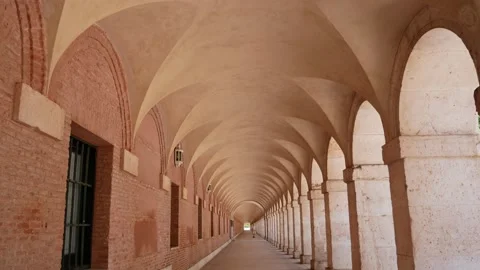 Tilt down shot of the arches in the San Antonio square, Aranjuez, Spain. Vídeos de archivo 229699355