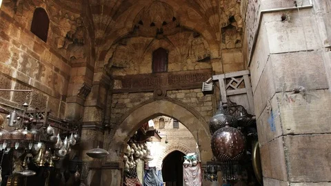Tilt down shot of khan el khalili market in cairo, egypt Vidéo 72803534