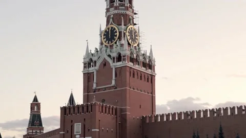 Tilt down shot of Kremlin in the centre of Moscow, capital of Russia 動画素材 142000459