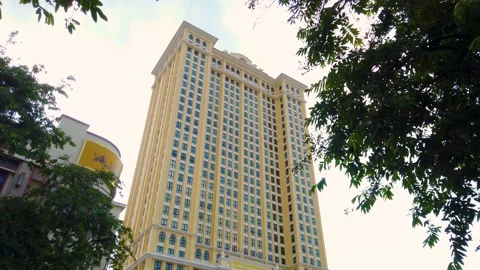 Tilt down shot of old high rising building in downtown of Phnom Penh Vídeos de archivo 154335652