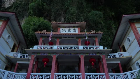 Tilt down shot of Perak Cave Temple in Ipoh in the morning 库存影片 331724376