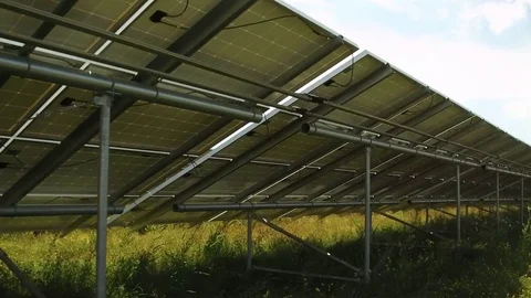 Tilt down from sun to back of solar panels 動画素材 78042254