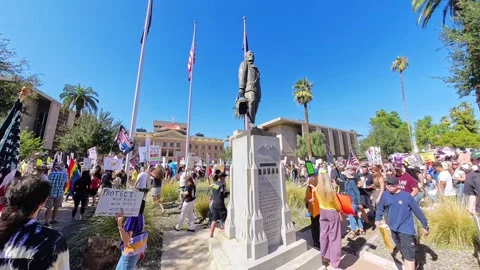 Tilt-down sur une statue pendant le rassemblement « No Kings » Vidéo 321498429