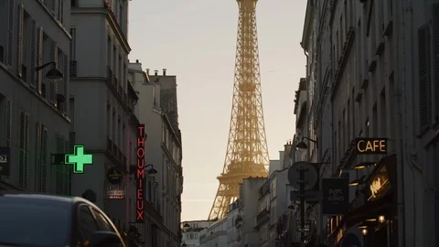 Tilt down to traffic on street at sunset near Eiffel Tower / Paris, Ile de 스톡 동영상 100788345