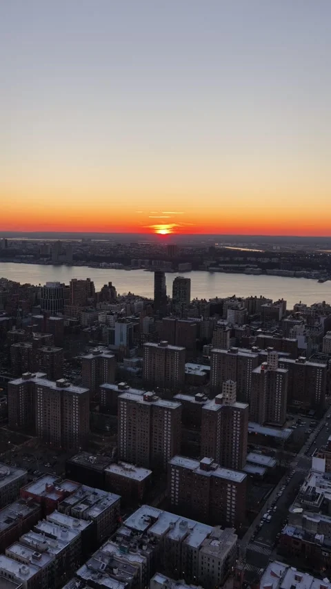 Tilt down vertical aerial of Manhattan Skyline at Sunset Over the Hudson River Vídeo Stock 344589471