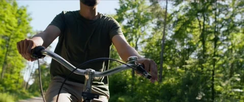 Tilt down vide of man riding a bike on a sunny day. Stock-Footage 156029529