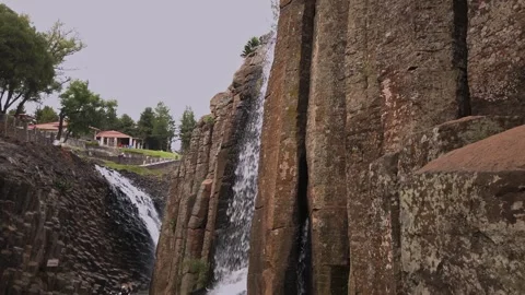 Tilt Down View of Basalt Waterfall Cliffs and Visitors in Natural Canyon Mexico Vidéo 335447843