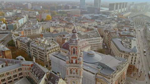 Tilt down view of the tower at Chambre of Commerce in Lille Vídeo Stock 236222442