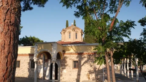 Tilt down view of Vlatadon Monastery, Thessaloniki, Greece 스톡 동영상 289976172