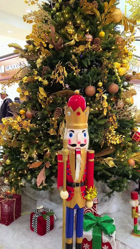 Tilt Down to Wide Shot of Nutcracker and Gifts Under Christmas Tree 4K UHD 60fps 스톡 동영상 259579297