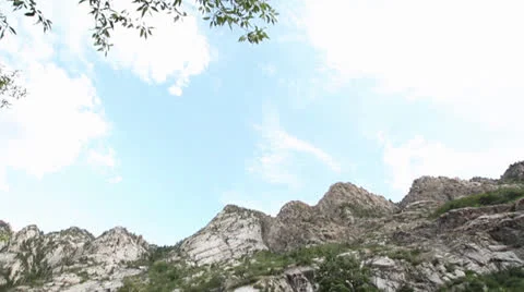 Tilt to dry riverbed Vídeos de archivo 26036006