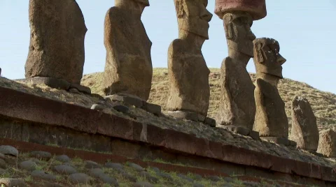 A tilt up to Easter Island statues. 库存影片 439358