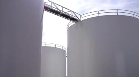 Tilt fuel silos Vídeos de archivo 35750386