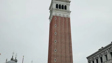 Tilt-up On Iconic Landmark St. Mark's Campanile At St. Mark's Square In Vídeo Stock 221563782