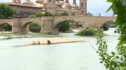 Tilt up on old stone bridge over river and catholic basilica Pilar 스톡 동영상 38697941