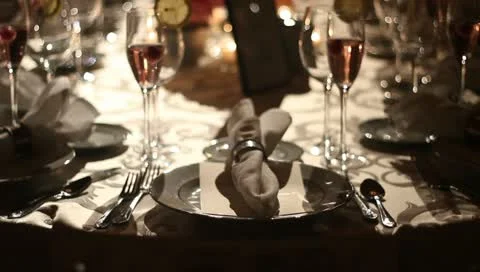 Tilt up rack focus from table setting to wide of table Vídeo Stock 11143735