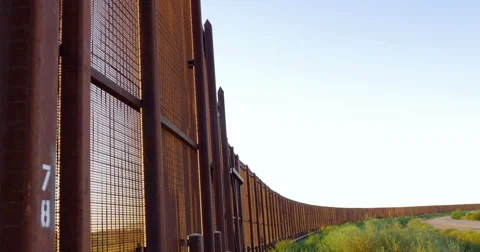 Tilt to Reveal the Border Wall Between Mexico and America - 4K Vidéo 67652227