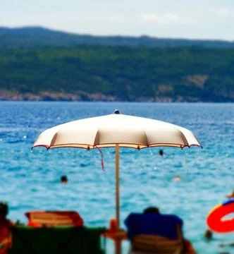 Tilt-shift beach view in warm weather on sea resort Stock-Fotos