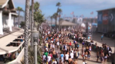 Tilt shift crowd US Open of Surfing Stock-Footage 882633