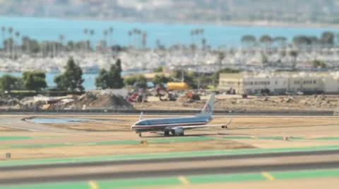 Tilt Shift Effect Downtown San Diego: Airplanes Видео 10683430