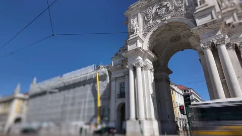 Tilt-Shift Timelapse of Lisbon’s Rua Augusta Arch During Busy Rush Hour 스톡 동영상 340042994