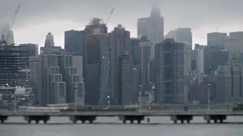 Tilt-shift view. Manhattan waterfront buildings. Concrete footbridge. Brooklyn. Vídeo Stock 75270442