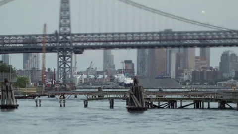 Tilt-shift view of Williamsburg Birdge and industrial Brooklyn. New York. Vídeo Stock 75265151