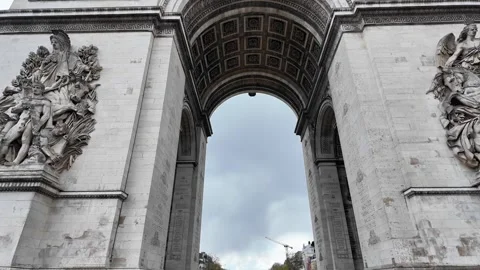 Tilt-Up Shot of Arc de Triomphe from Wet Cobblestones on a Rainy Day Vídeos de archivo 332602157