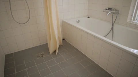 Tilt Shot Inside A Empty Bathroom Revealing The Bathtub Vídeo Stock 126700601