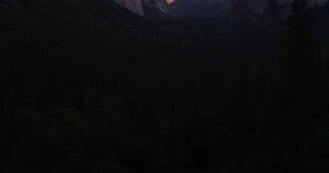 Tilt  shot of sun setting over  El capitan, Yosemite National Park, Califorina, 库存影片 103449998