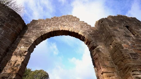 Tilt shot walking towards under gate to Culzean Castle, on a partly sunny 動画素材 122945170