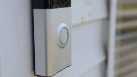 Tilt Up to Smart Camera Doorbell Vidéo 98642704