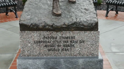 Tilt up- Statue in park of medal of honor recipient from WWI Video stock 59190030