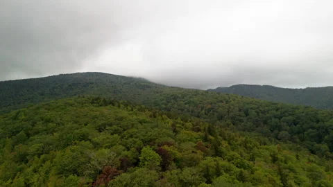 Tilt Up Timelapse of Clouds Moving Through Mountains Vidéo 251809327