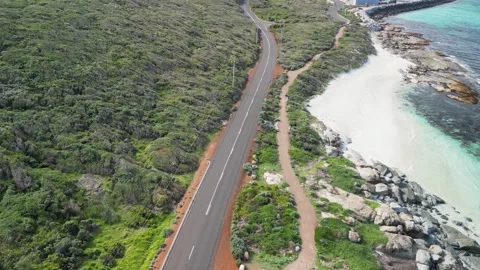 Tilt View of Marginal Road next to Paradisiac Beach in Cape Leeuwin Vídeo Stock 256130326