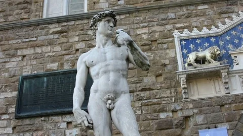Tilt view of the statue of David in Piazza della Signoria in Florence, italy 스톡 동영상 83729159