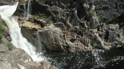 Tilt up waterfall &amp; rock formations at Nethercot Falls, New South Wales 動画素材 11277611
