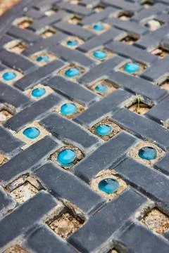 Tilted view of black brick path with every other pattern of varying and missing Foto stock