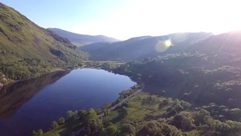 Tilting aerial view over Llyn Gwynant in Snowdonia. 動画素材 76441250