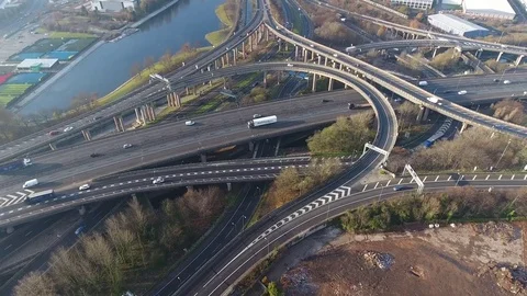Tilting aerial view of Spaghetti Junction in Birmingham, UK. Vidéo 70262886