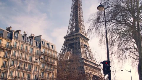 Tilting up from busy street to the Eiffel tower Stock Footage 182860113