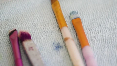 Tilting down across brushes laid out to dry on a microfiber cloth. Stockbeeldmateriaal 345114692