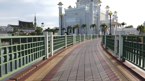 Tilting up footage Sultan Omar Ali Saifuddin Mosque. Stock Footage 101147491