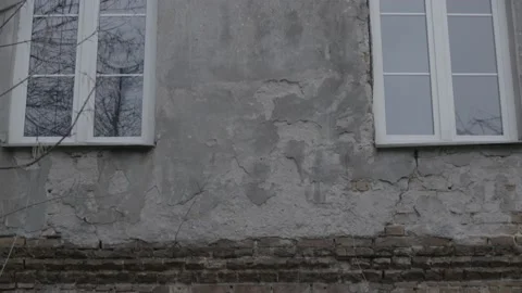 Tilting up on a Ghetto building 4K Vídeo Stock 147128138