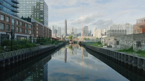 Tilting up from Gowanus Canal to downtown Brooklyn skyline Vídeo Stock 344619377
