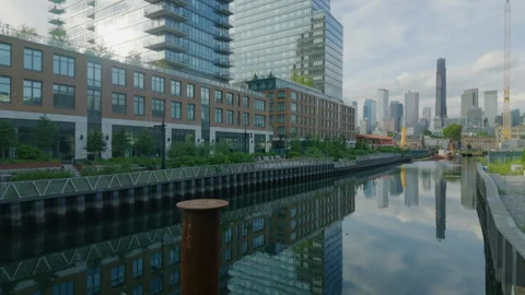 Tilting up from oblique view of Gowanus Canal to downtown Brooklyn skyline Vídeo Stock 344619660