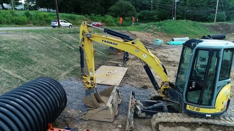 Tilting up to View a Construction Site Scene Vídeo Stock 92986148