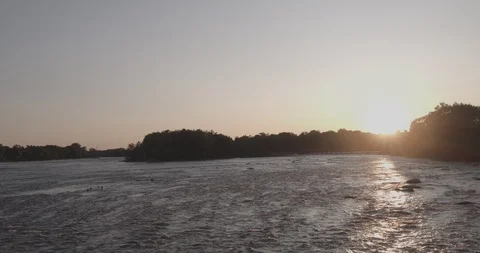 Tilting view of a sunset at a lake 库存影片 115060437