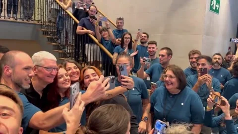Tim Cook Visits Apple Store In Madrid, Spain To The Delight Of Staff And Cus... Vidéo 251566267